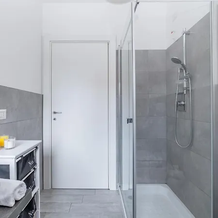 Guesthost - Residential Flat With Balconyparma Residential Con Balcone Парма