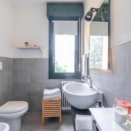 Guesthost - Residential Flat With Balconyparma Residential Con Balcone 파르마