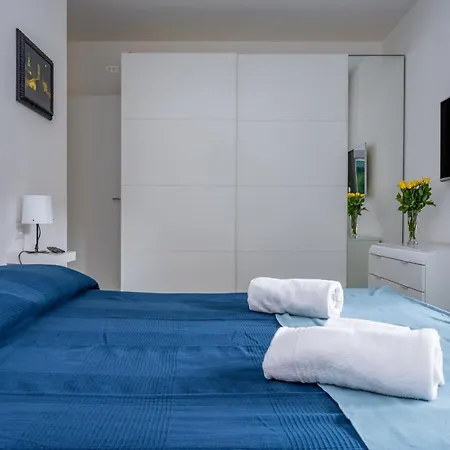 Guesthost - Residential Flat With Balconyparma Residential Con Balcone